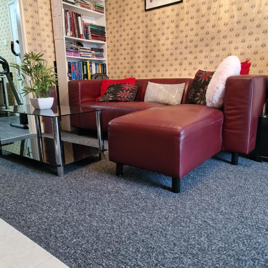 Females Only - Private Bedrooms In Dublin Lucan Zewnętrze zdjęcie