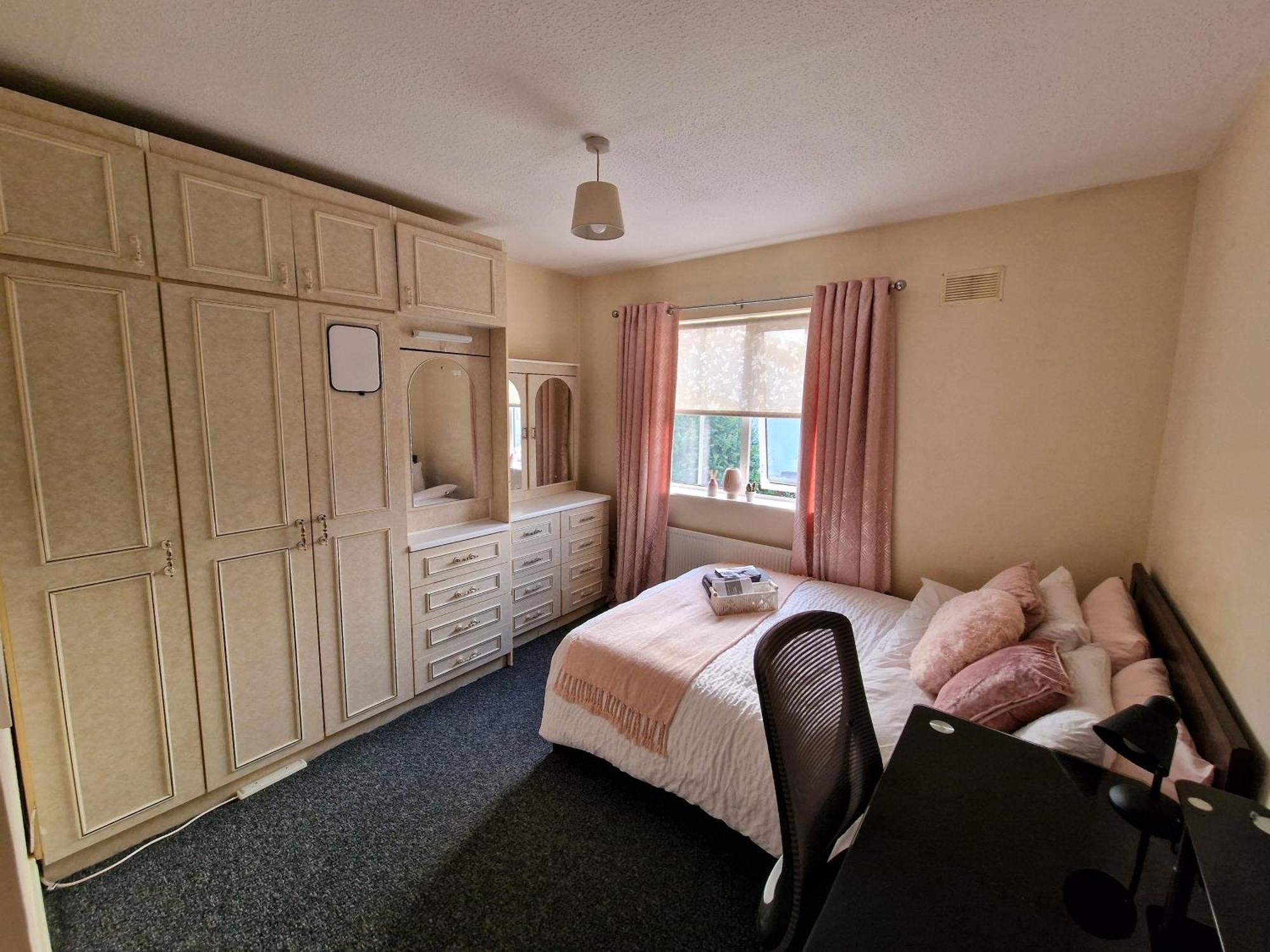 Females Only - Private Bedrooms In Dublin Lucan Zewnętrze zdjęcie